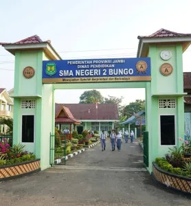 Tetapi mereka berselisih, maka ada di antara mereka yang beriman dan ada